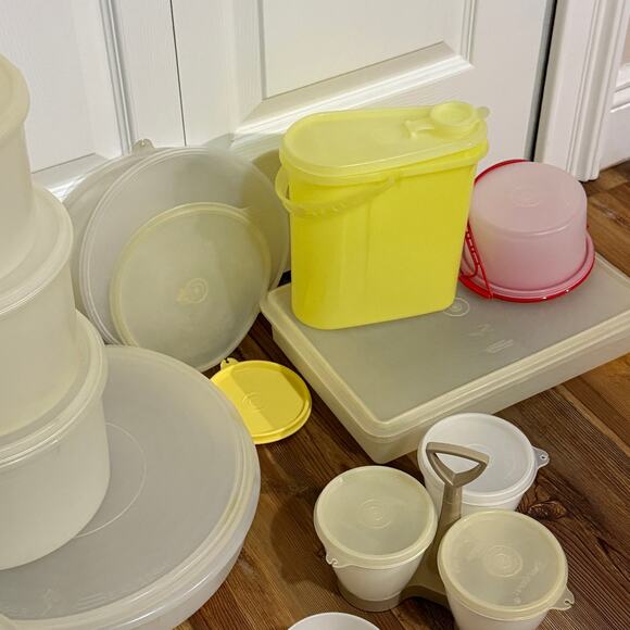 Tupperware Lot 1. Consists of 37 pieces large and small, mostly vintage. Clean. - Picture 5 of 8